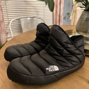 Women’s Black North Face puffer booties!